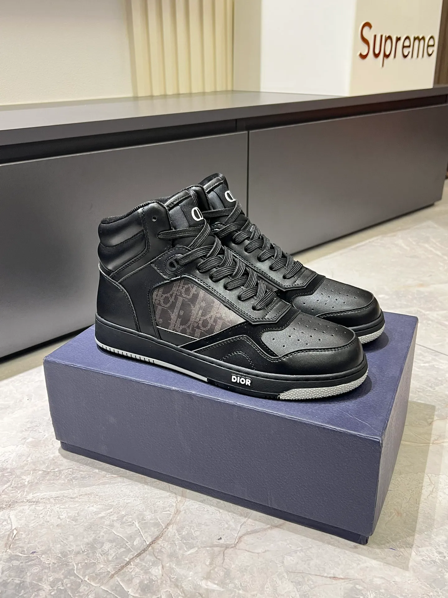 Men's shoes 💰p460 "Dio*" mid-top B27 casual sneakers. This B27 high-top sneaker is a new product in the series and continues Di*r's classic style. Crafted from gray and white smooth calf leather with beige and black Oblique print panels on the sides. The "CD Icon" shaped shoelace eyelets are clever and delicate, and the two-color rubber sole, rear collar and heel are all equipped with the brand's iconic details to enhance the style. Oblique printed straps at the ankle allow for an adjustable fit to complement the overall design. Fashionable and versatile, it can complement any look. Create an exquisite design with unique dynamic vitality and modern atmosphere, presented in low-top and high-top styles. This new must-have shoe adds a new dimension to Dior's archive heritage, embodying modern elegance. Purchase the original version and make it 1:1. If you need top quality, please come to me! Male 38-44!